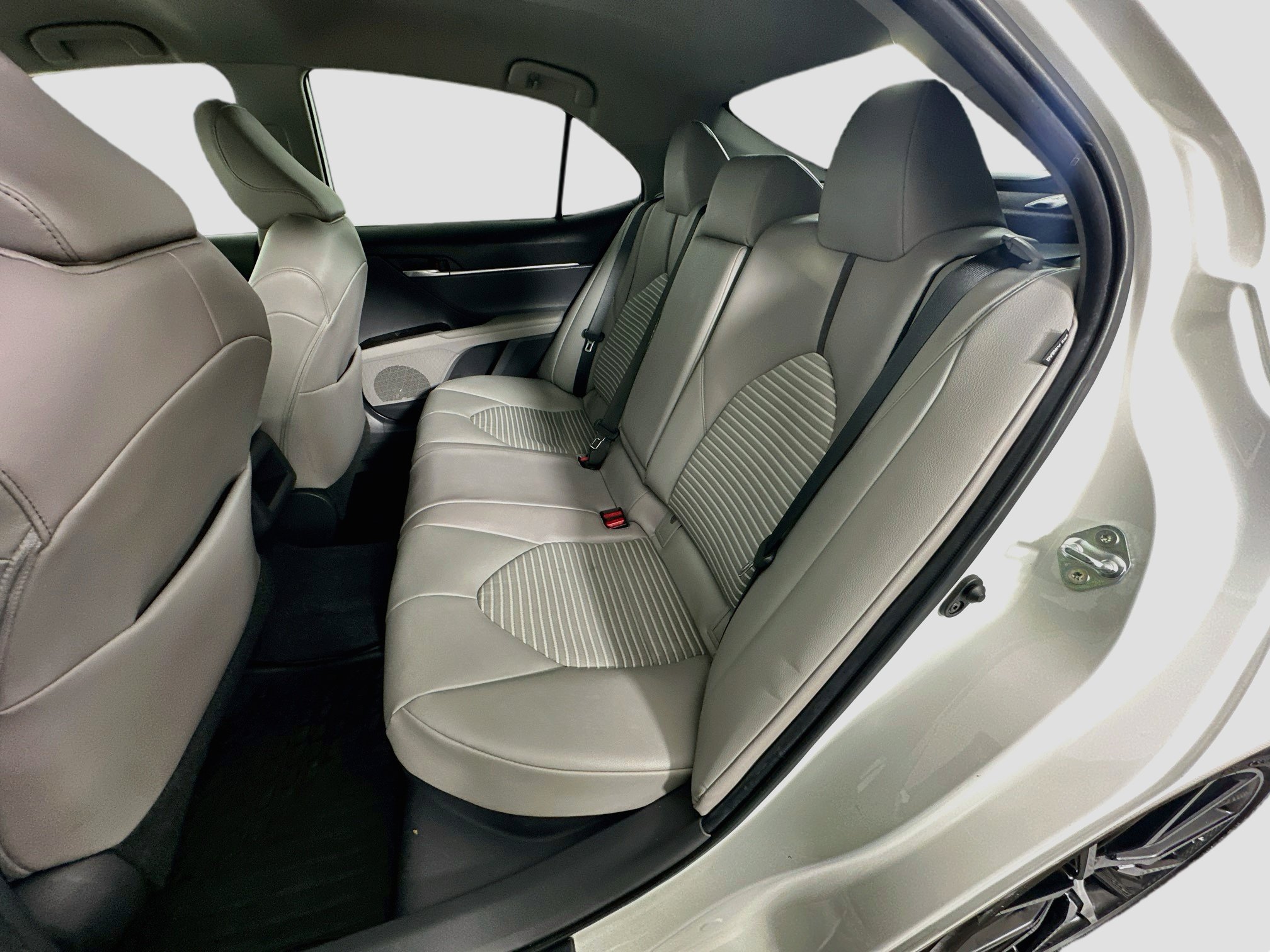 Used 2021 Toyota Camry SE w/ Cold Weather Package FWD image 27