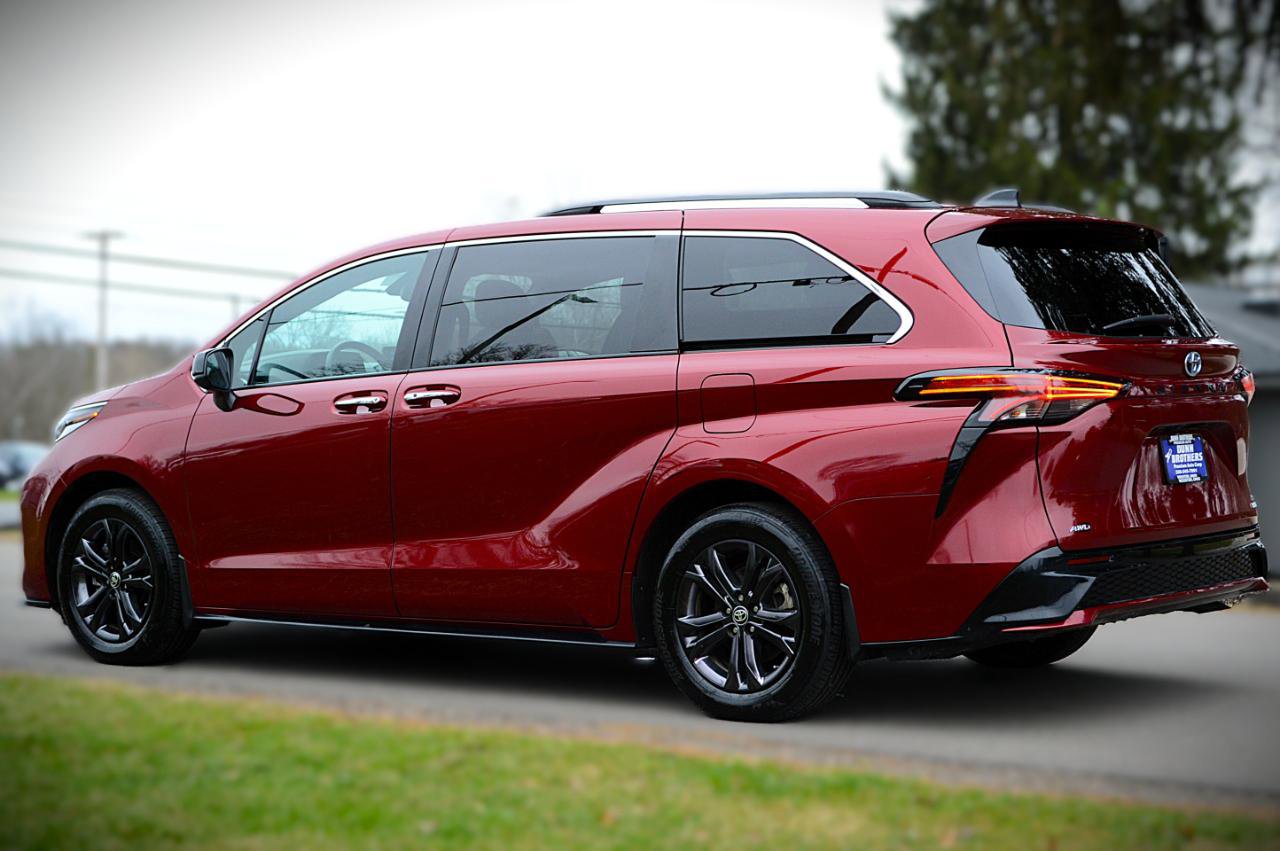 Used 2024 Toyota Sienna XSE AWD/4WD image 7