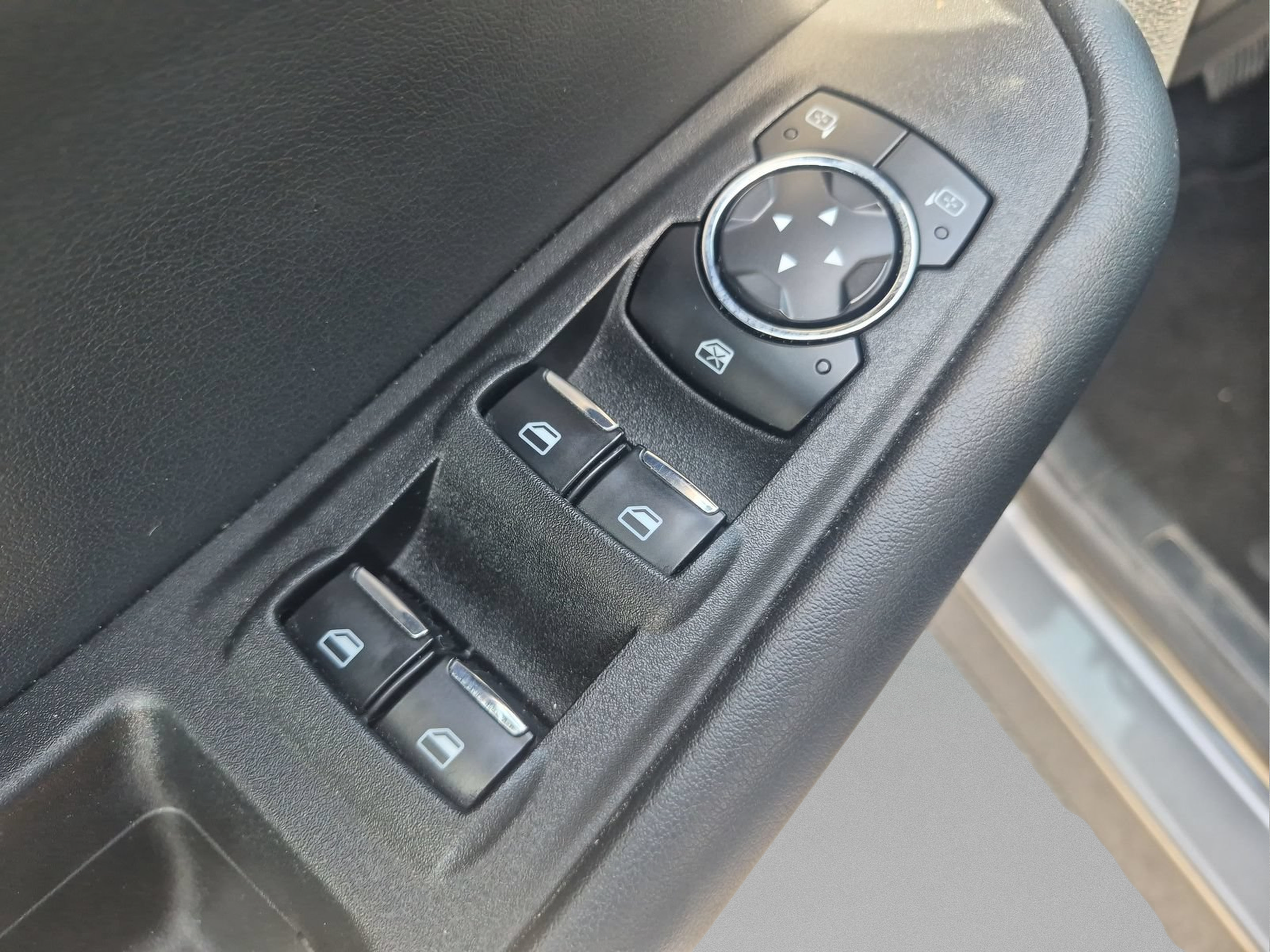 Used 2024 Ford Edge SEL AWD/4WD image 16