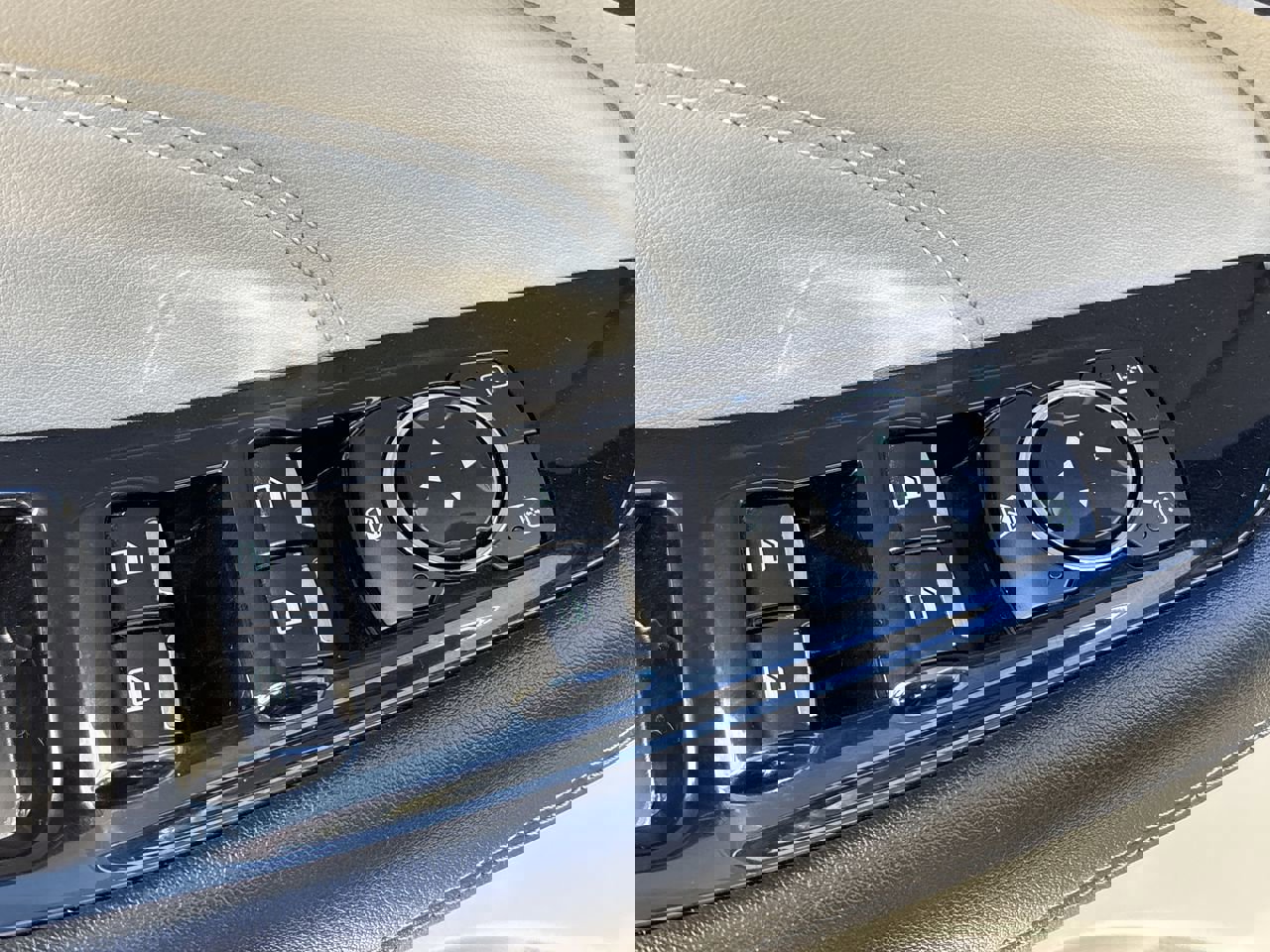 Used 2018 Ford Edge Titanium image 17