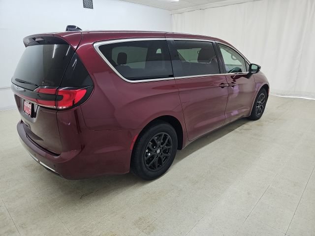Used 2023 Chrysler Pacifica Touring-L FWD image 13