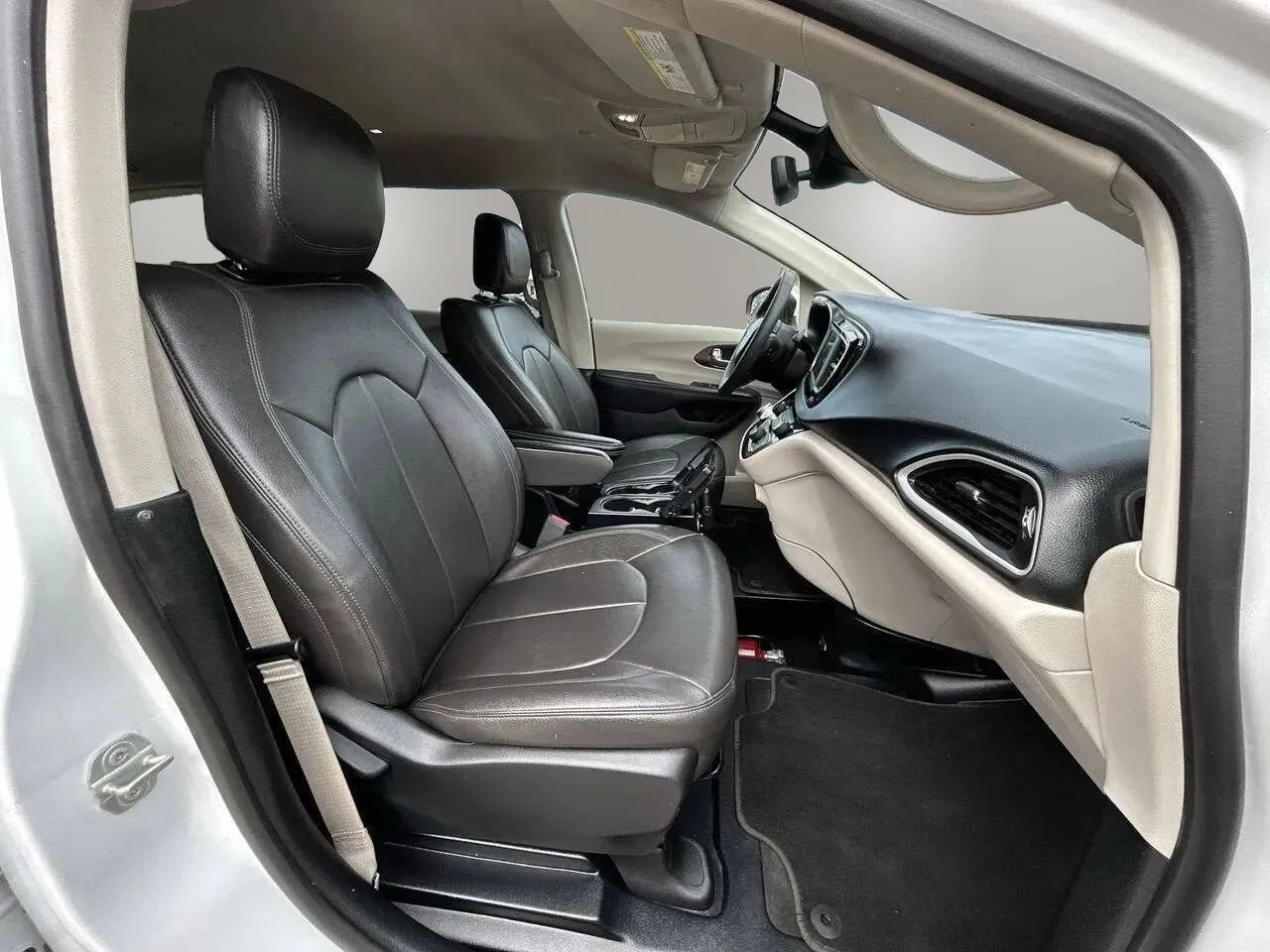 Used 2023 Chrysler Voyager LX FWD image 18