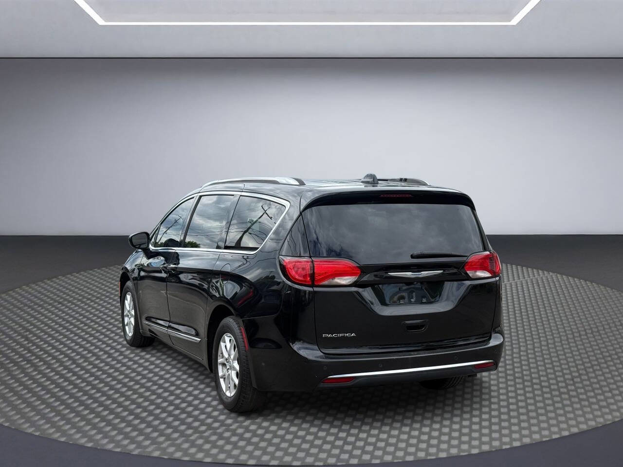 Used 2020 Chrysler Pacifica Touring-L FWD image 5