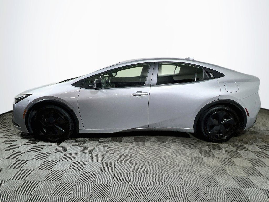 Certified 2025 Toyota Prius LE FWD image 4