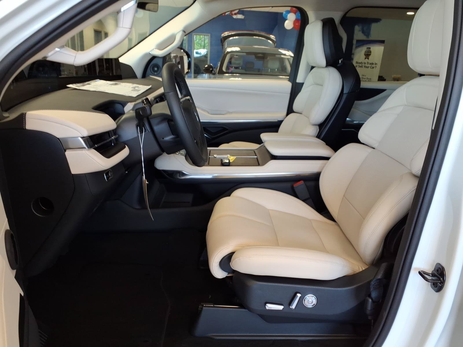 New 2027 Lincoln Navigator L Premier AWD/4WD image 4