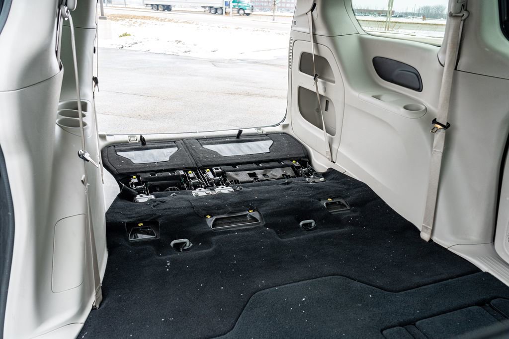 Used 2023 Chrysler Pacifica Touring-L image 15