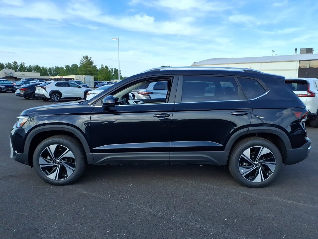 New 2026 Volkswagen Taos SE AWD/4WD image 2
