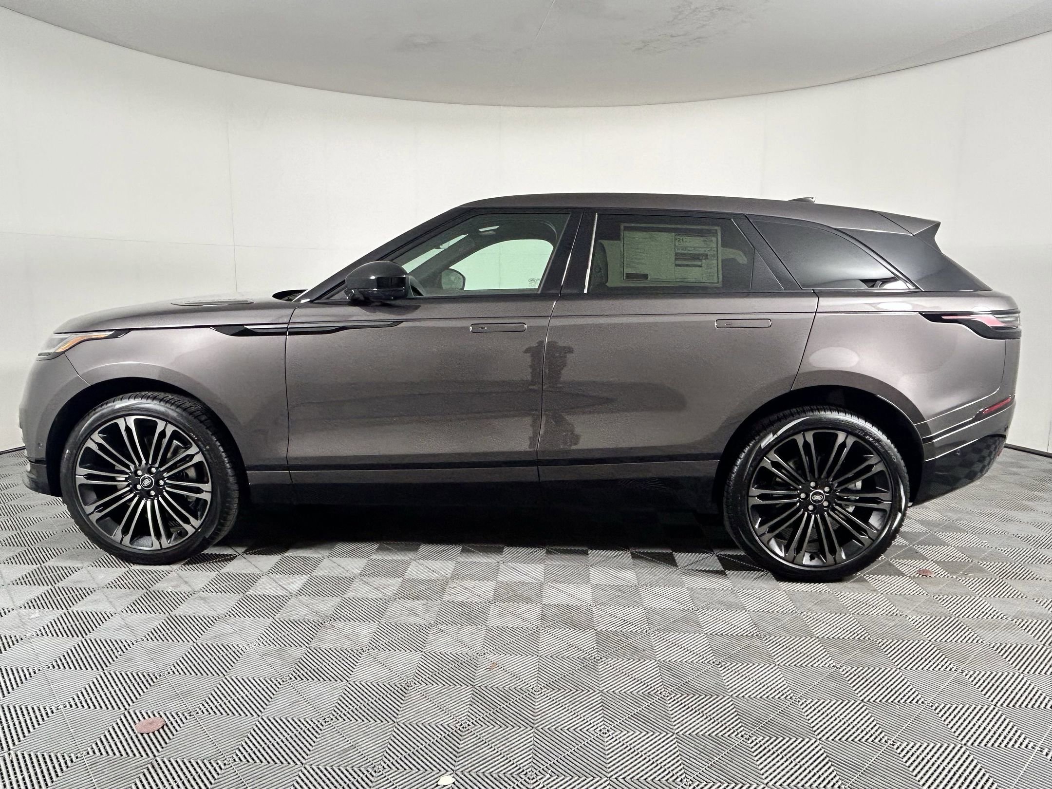 New 2026 Land Rover Range Rover Velar Dynamic SE image 2