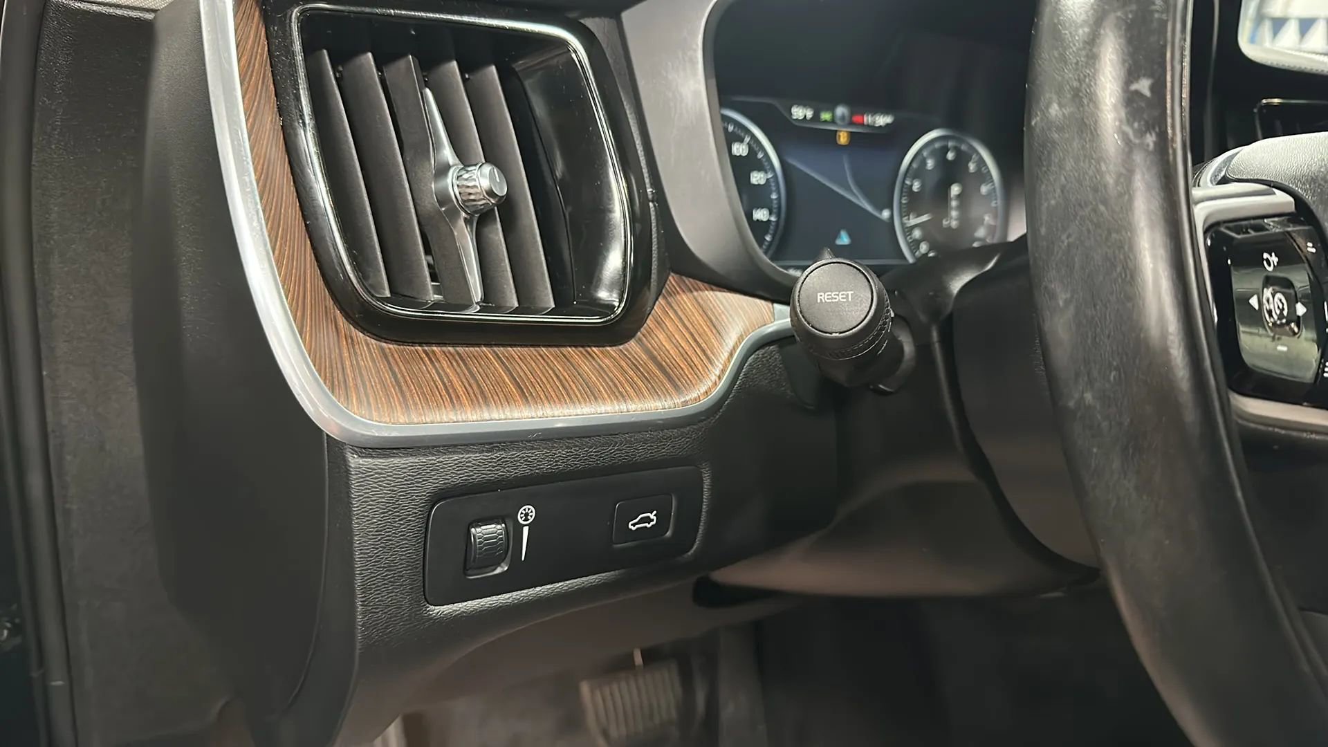 Used 2019 Volvo XC60 T5 Inscription w/ Protection Package Premier image 28