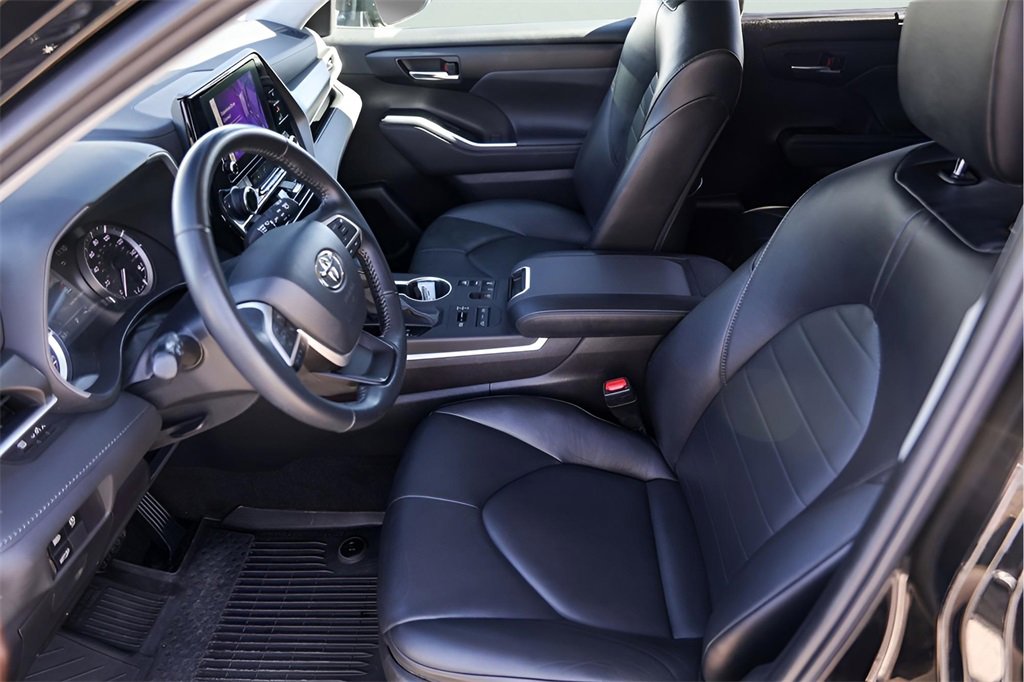Used 2023 Toyota Highlander XLE image 12