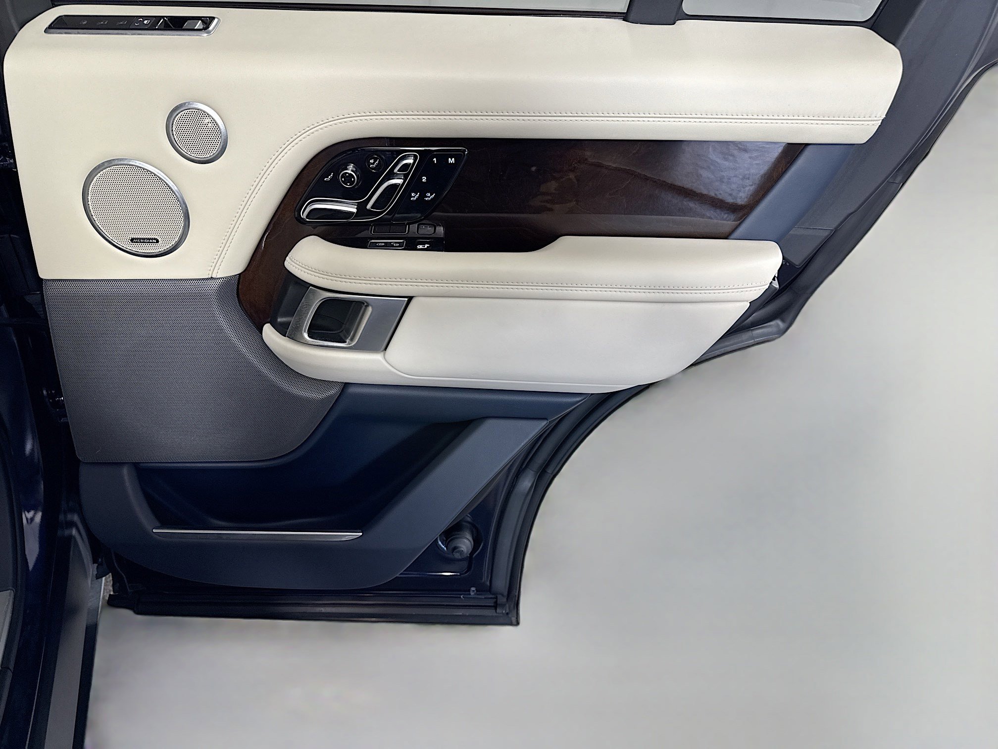 Used 2019 Land Rover Range Rover Autobiography image 28