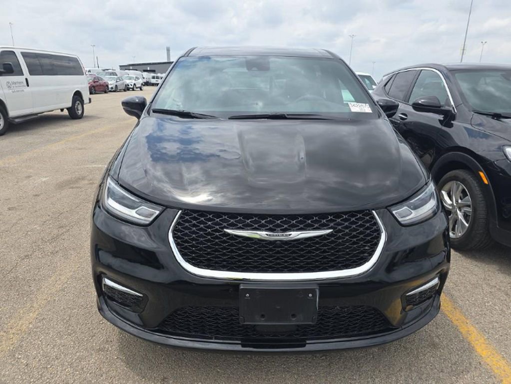 Used 2025 Chrysler Pacifica Select FWD image 2
