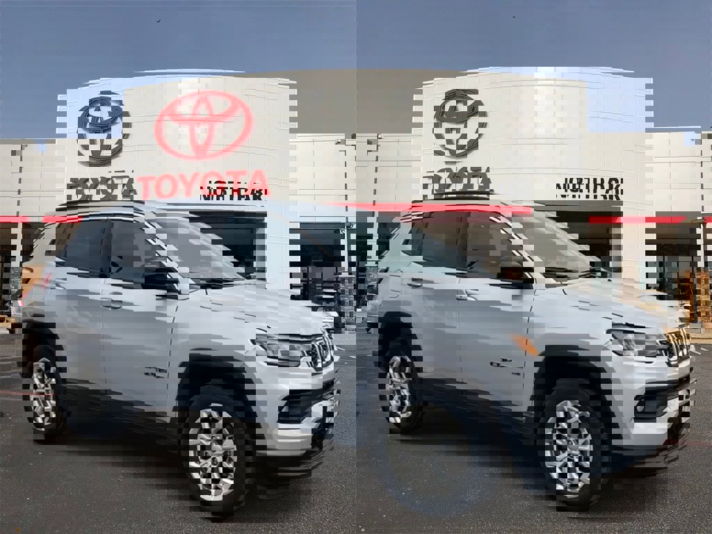 Used 2024 Jeep Compass Latitude image 2