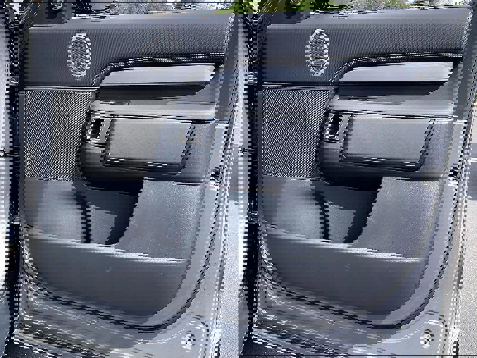 Used 2025 Land Rover Discovery Dynamic SE image 24