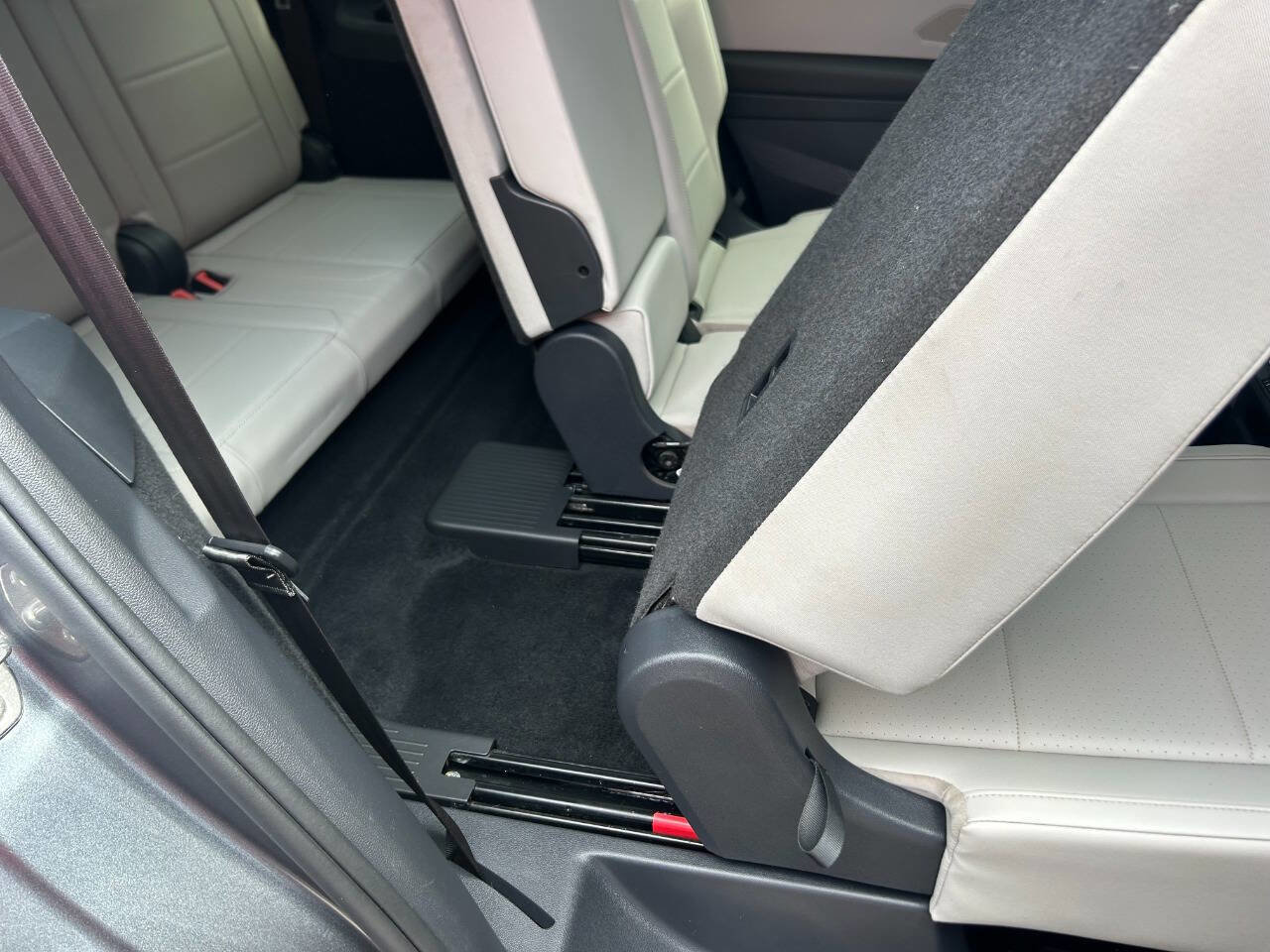 Used 2018 Volkswagen Tiguan SEL w/ 3rd Row Seat Package image 24