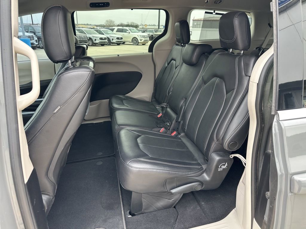 Used 2022 Chrysler Pacifica Touring-L w/ Uconnect Theater Family Group image 21