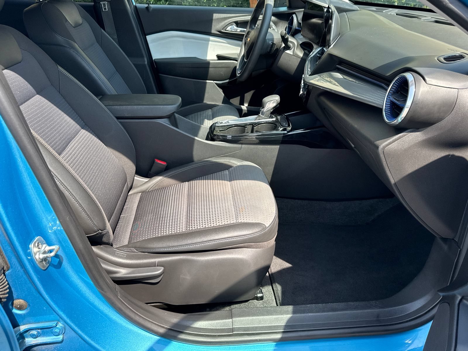 Used 2025 Chevrolet Trax LT FWD image 13