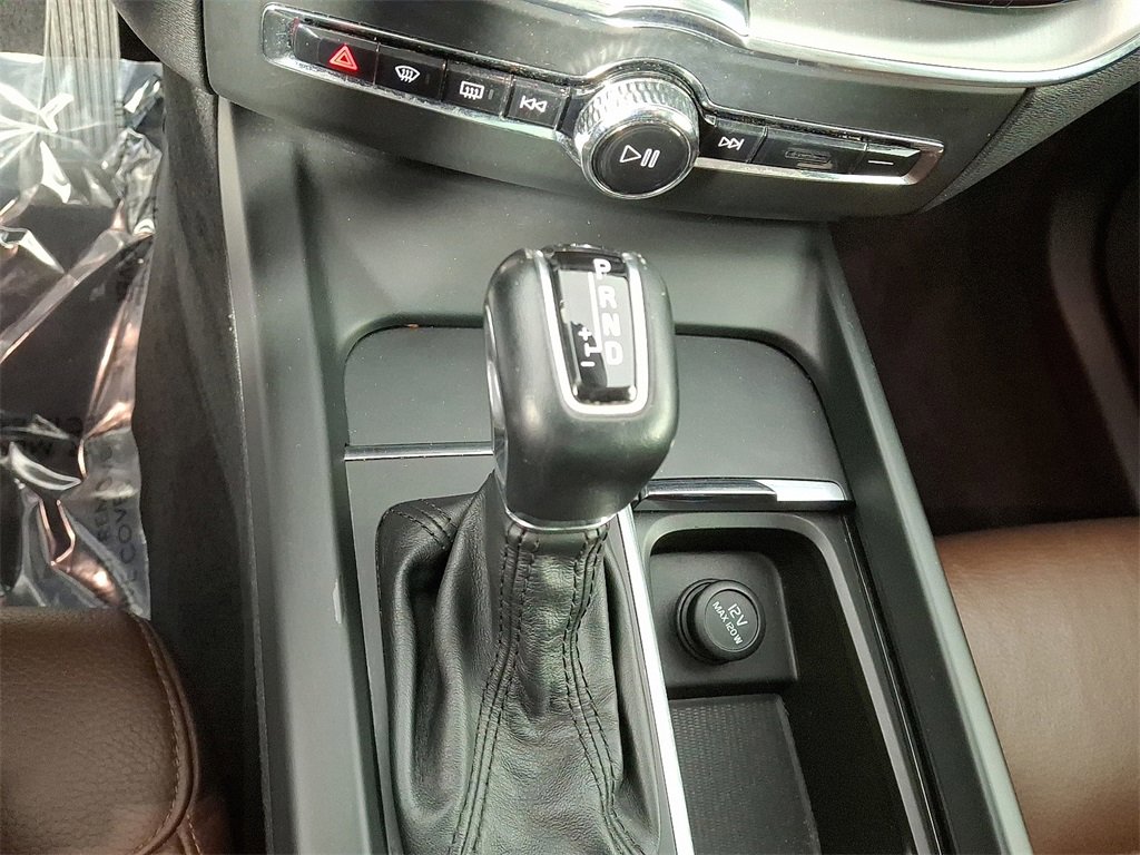 Used 2018 Volvo XC60 T5 Momentum w/ Vision Package image 19