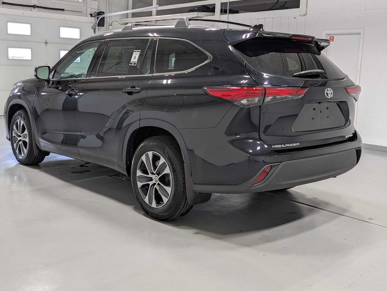 Used 2021 Toyota Highlander XLE AWD/4WD image 10