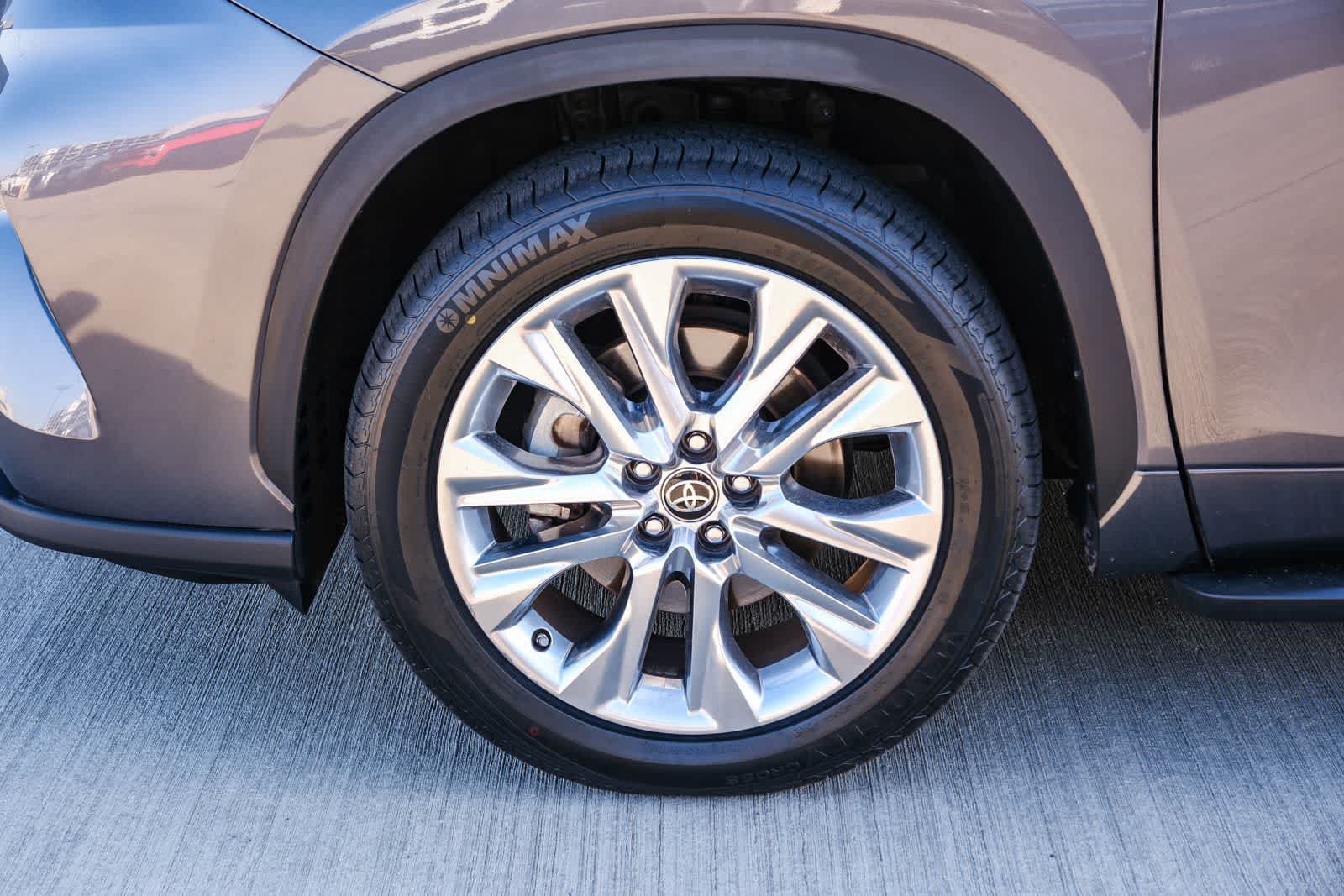 Used 2023 Toyota Highlander Limited FWD image 10