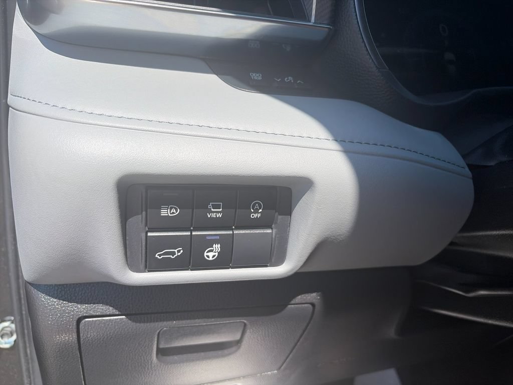 Used 2025 Toyota Highlander Platinum AWD/4WD image 32