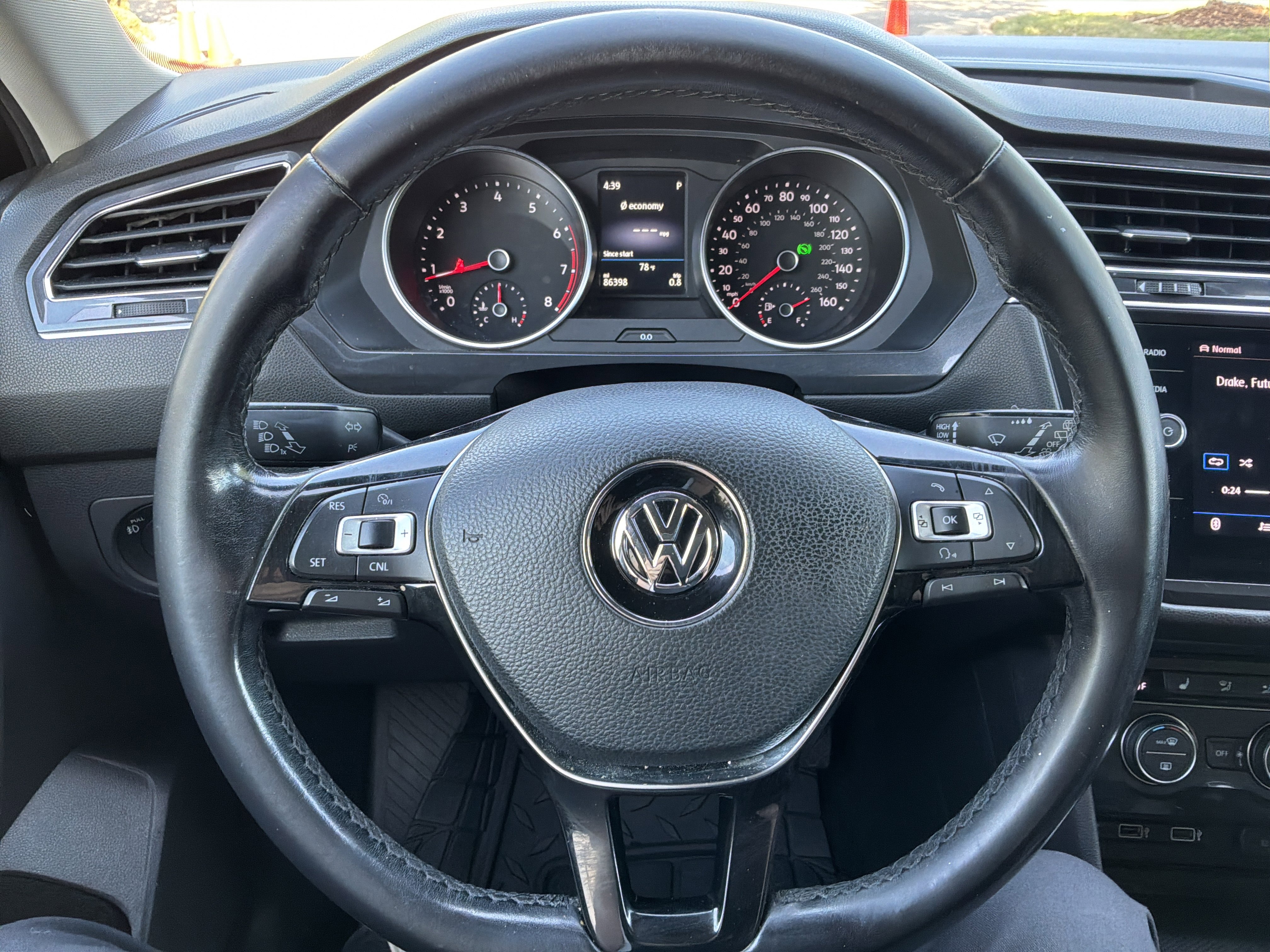 Used 2018 Volkswagen Tiguan SE AWD/4WD image 18