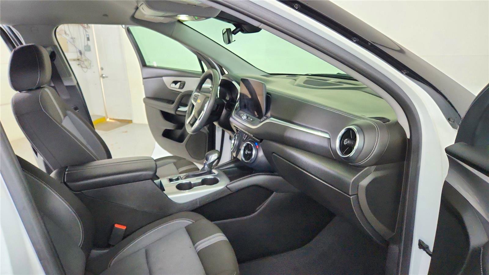 Used 2023 Chevrolet Blazer LT image 34