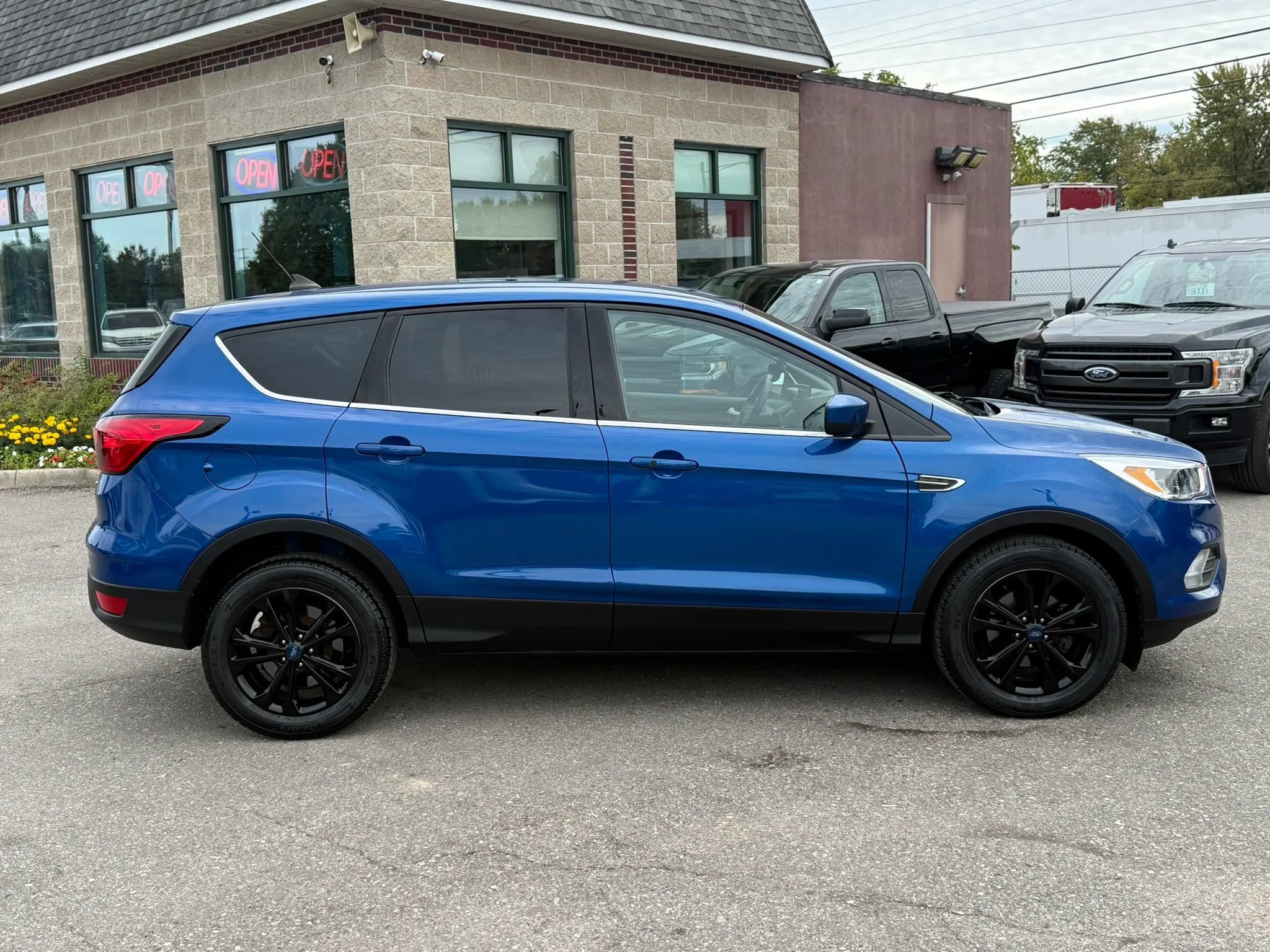 Used 2019 Ford Escape SE FWD image 4