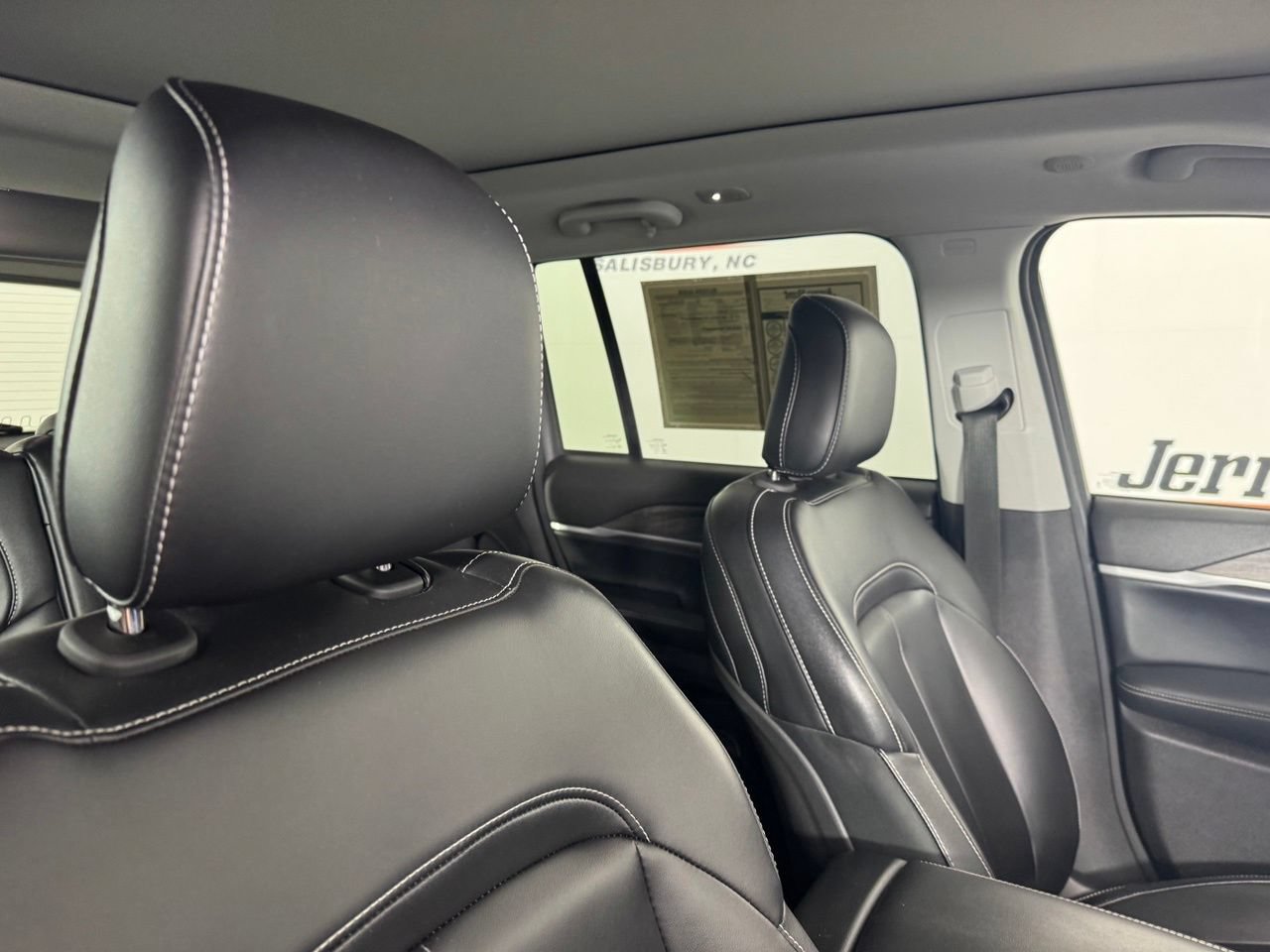 Used 2023 Jeep Grand Cherokee Limited w/ Black Appearance Package AWD/4WD image 36