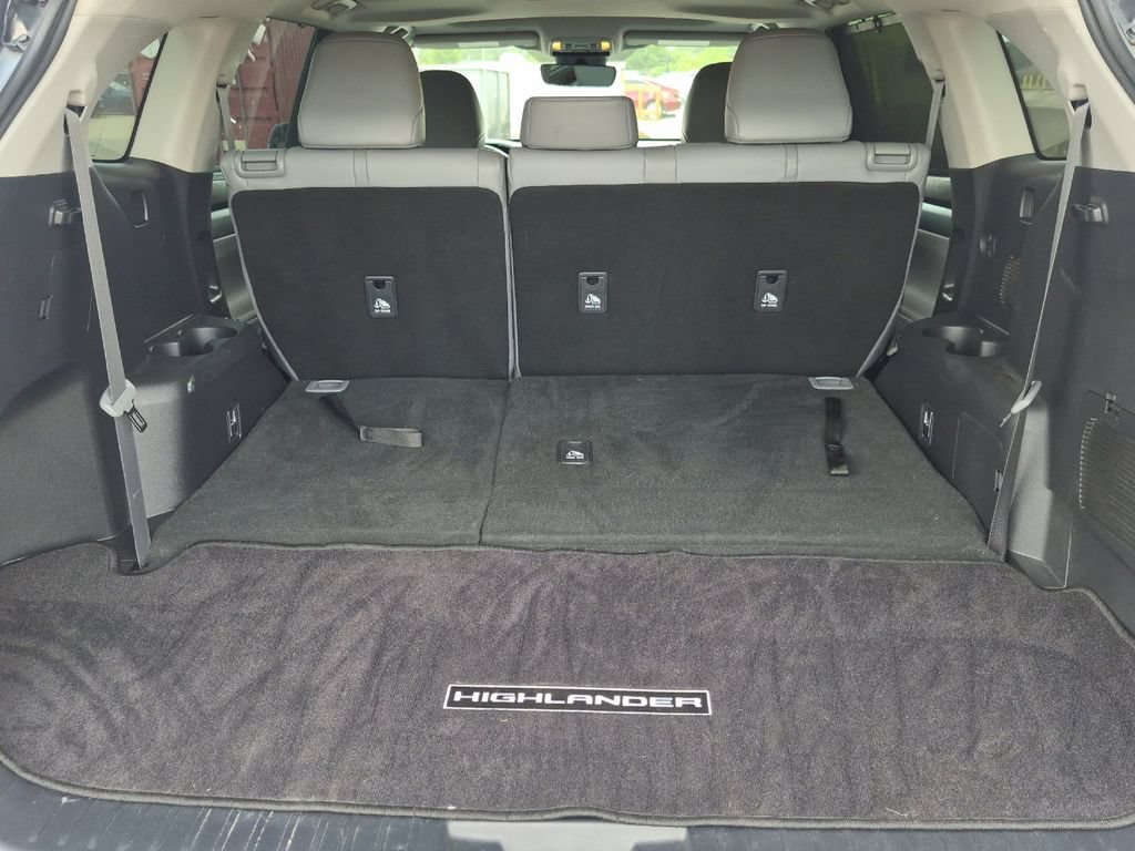 Used 2020 Toyota Highlander XLE FWD image 16