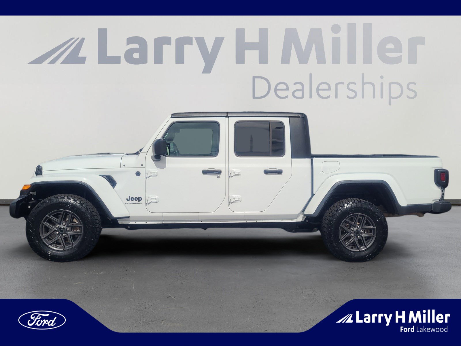 Used 2024 Jeep Gladiator Sport image 2
