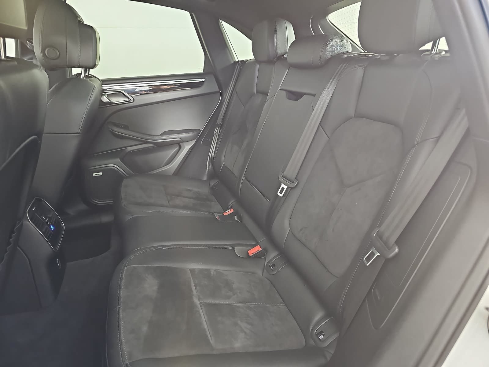 Used 2021 Porsche Macan w/ Premium Package AWD/4WD image 14