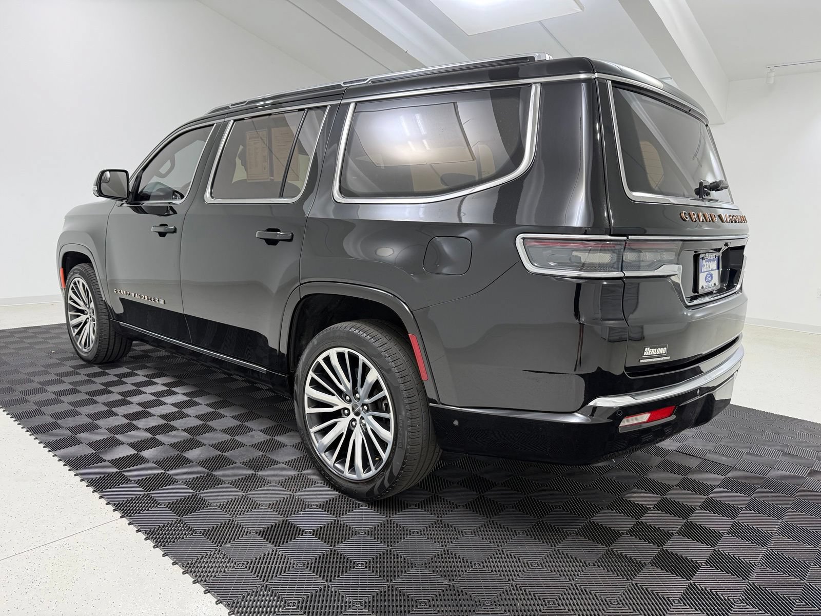 Used 2023 Jeep Grand Wagoneer Series III AWD/4WD image 5