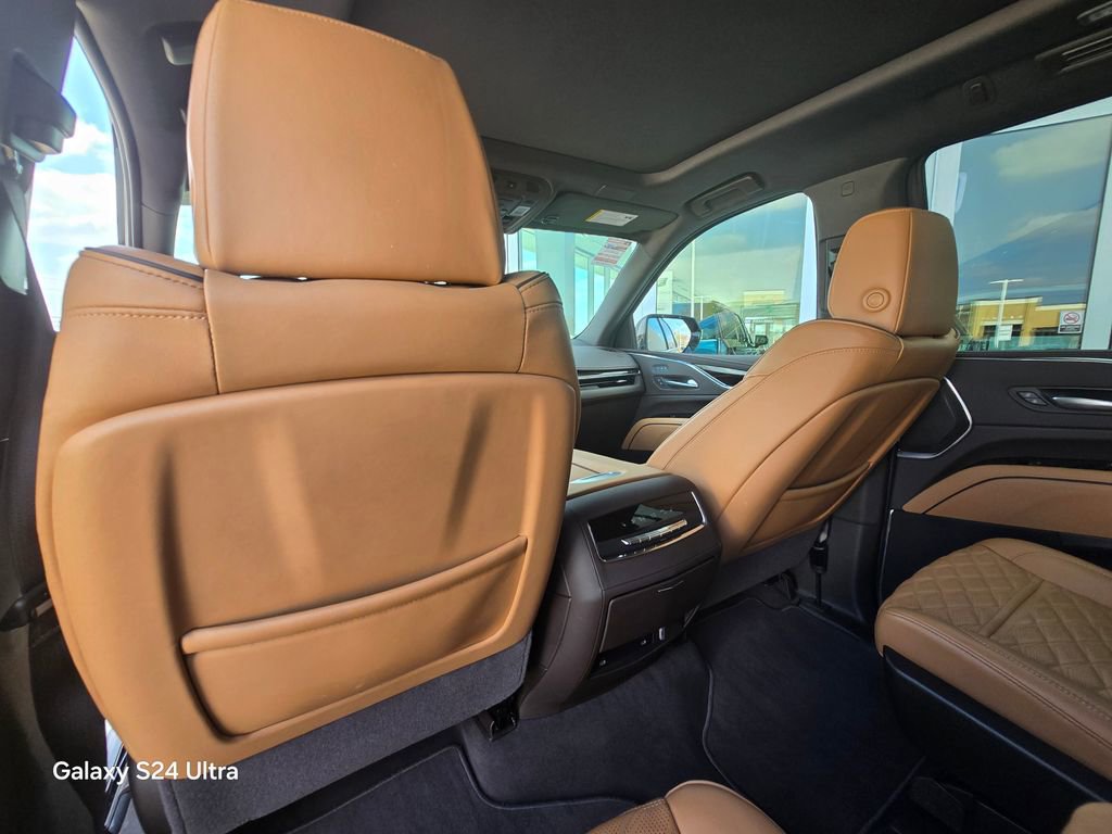 Used 2024 Cadillac Escalade Premium Luxury AWD/4WD image 18