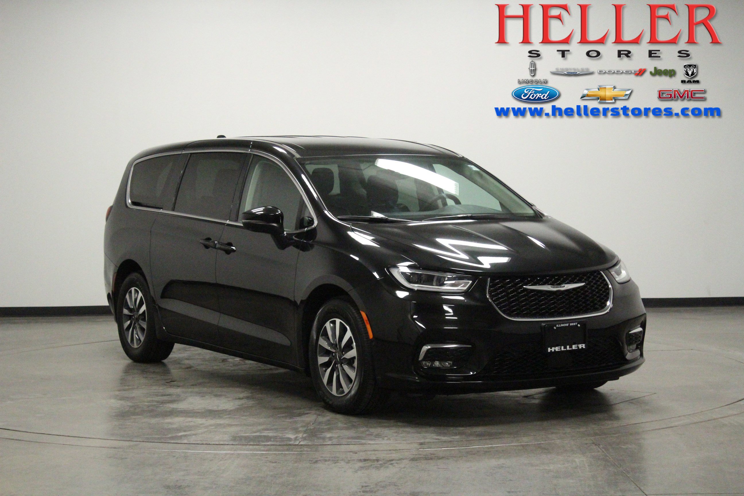 Used 2023 Chrysler Pacifica Touring-L FWD image 1
