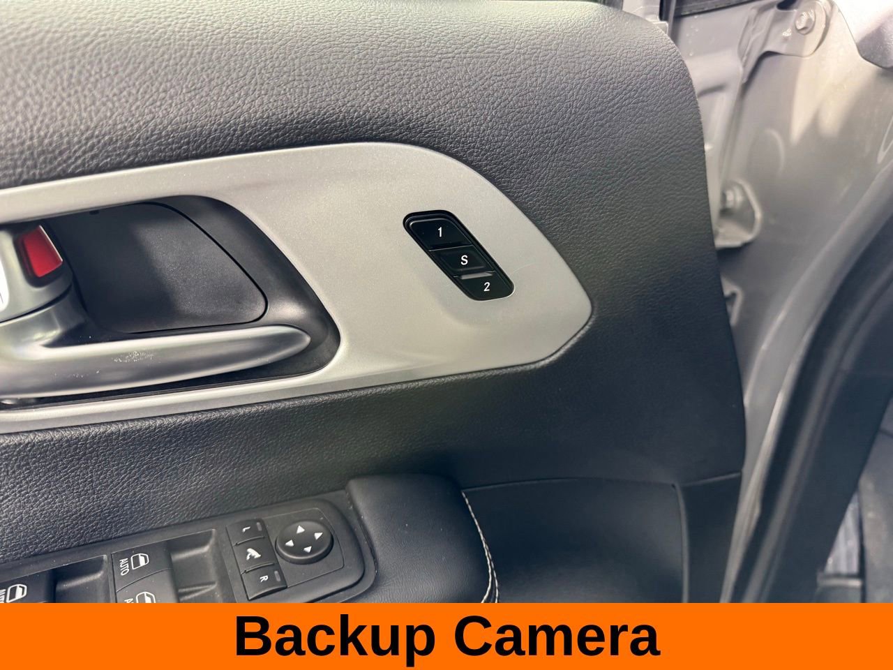 Used 2025 Chrysler Pacifica Limited image 10