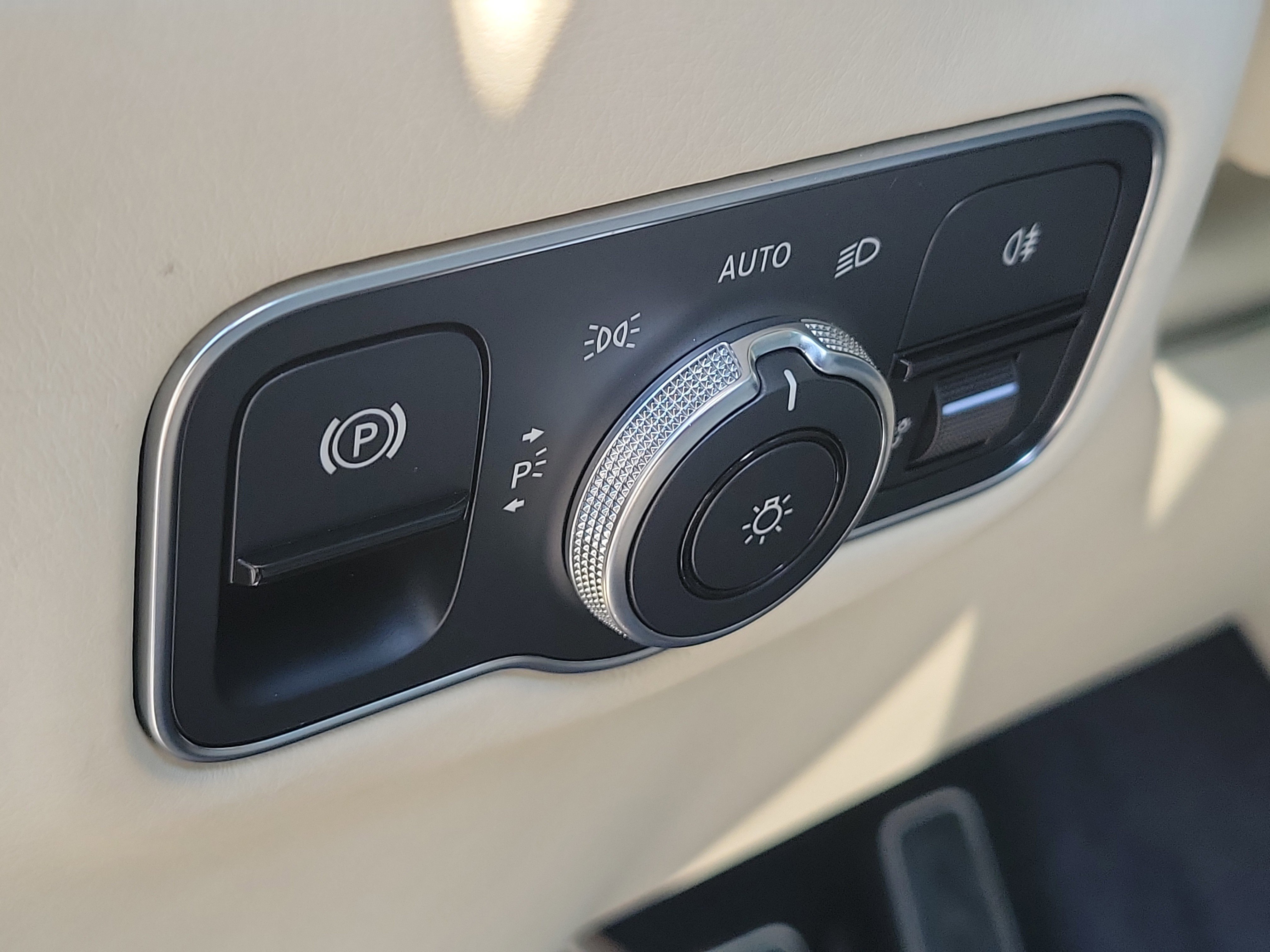 Used 2021 Aston Martin DBX image 25