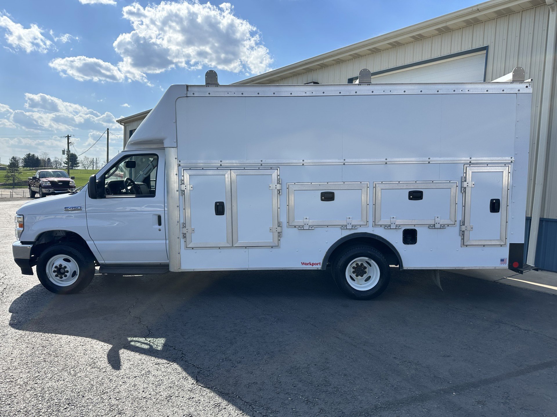 Used 2024 Ford E-450 and Econoline 450 Super Duty w/ Interior Upgrade Package RWD image 4