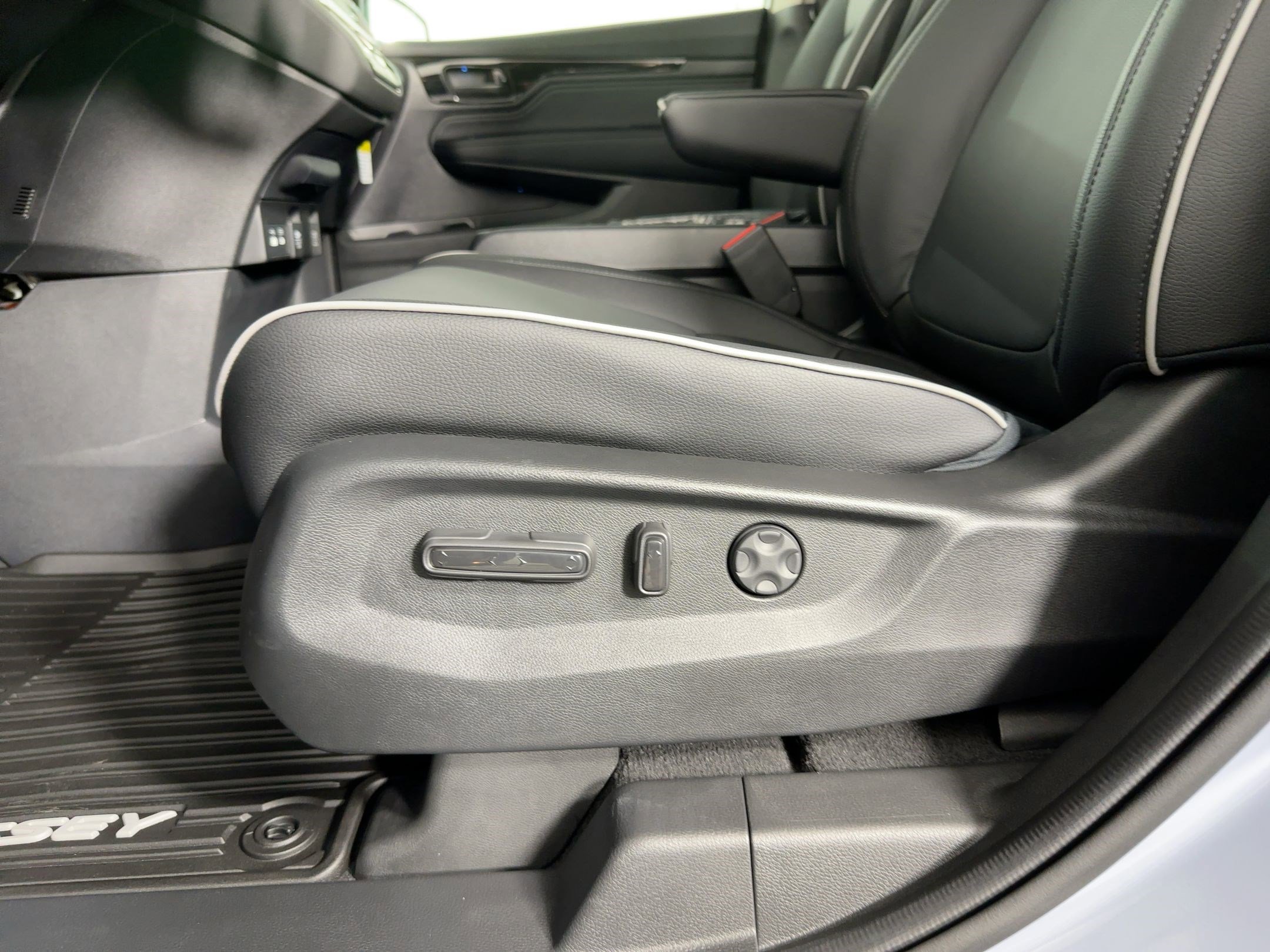 New 2026 Honda Odyssey Touring image 13