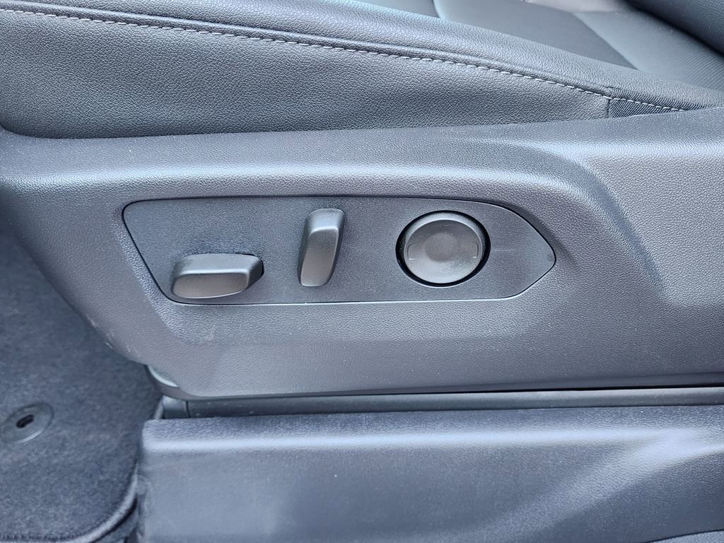 New 2026 GMC Sierra 1500 SLT image 18