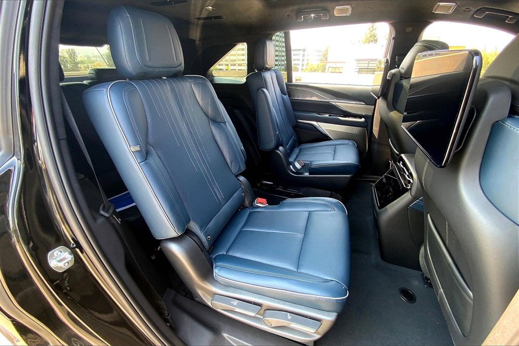 New 2026 Cadillac Escalade IQ Sport 2 w/ LPO, ONYX Package image 32