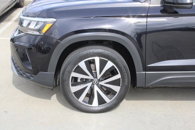 Used 2023 Volkswagen Taos SE w/ Panoramic Sunroof Package image 4