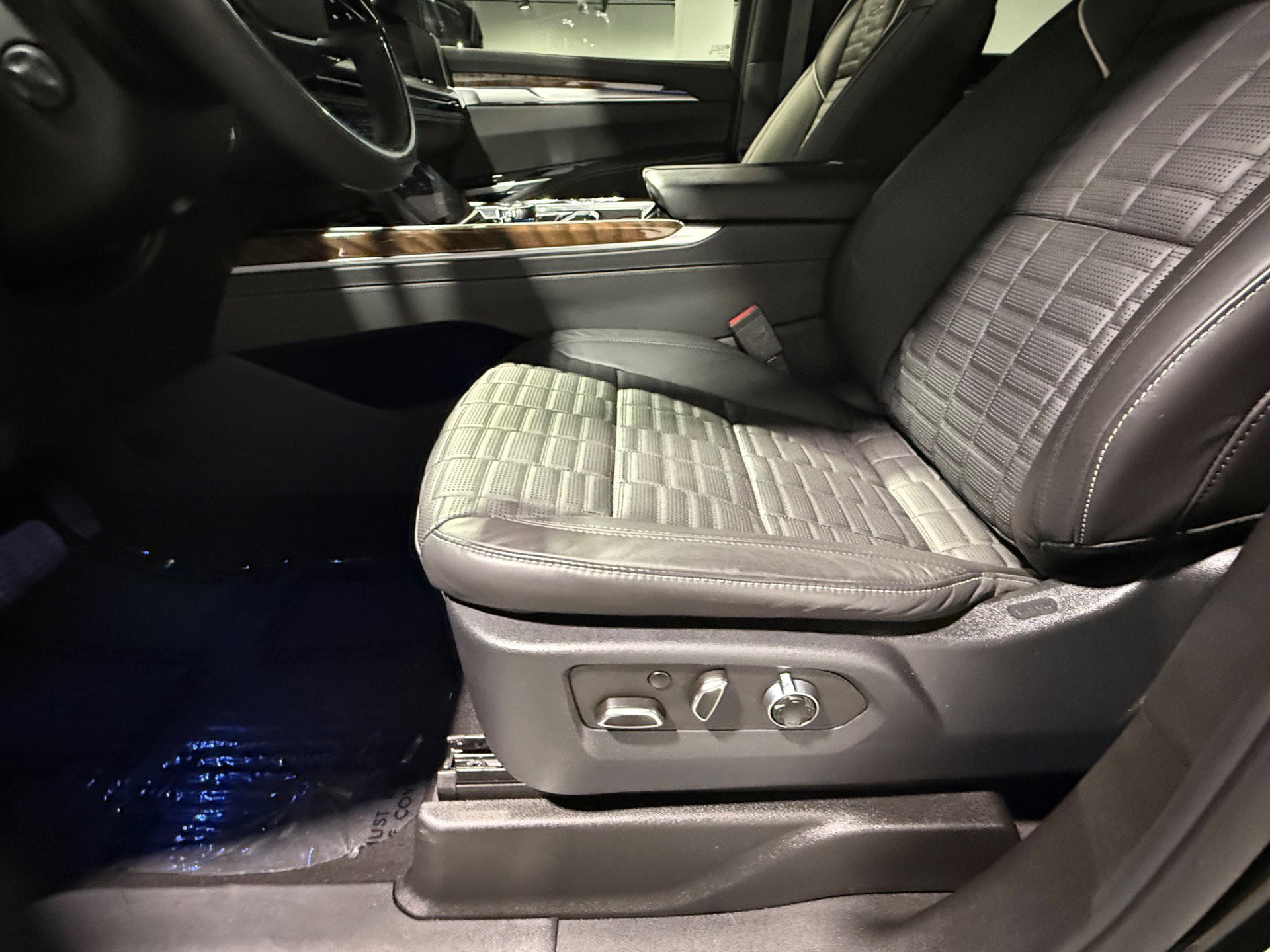 Used 2025 Cadillac Escalade Sport Platinum w/ LPO, ONYX Package image 24