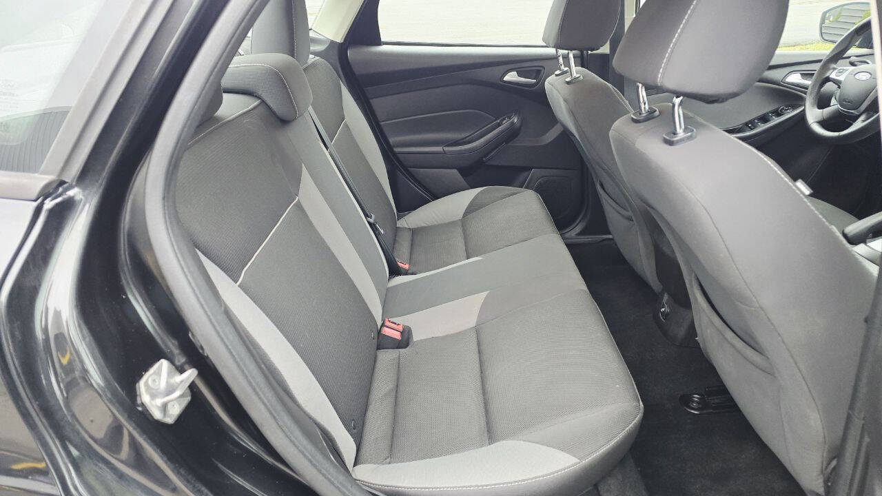 Used 2014 Ford Focus SE w/ SE Winter Package FWD image 13