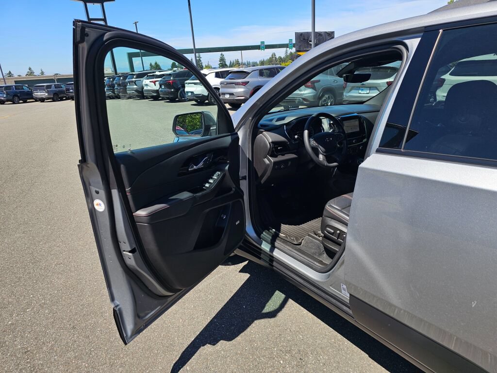 Used 2023 Chevrolet Traverse RS AWD/4WD image 21