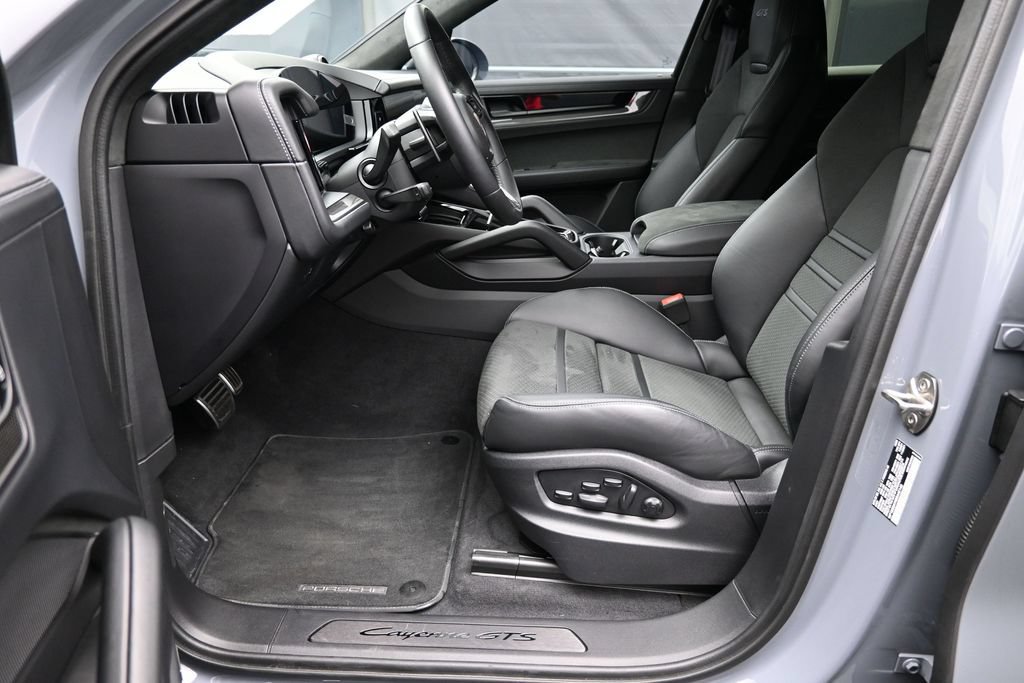 Certified 2025 Porsche Cayenne GTS AWD/4WD image 5