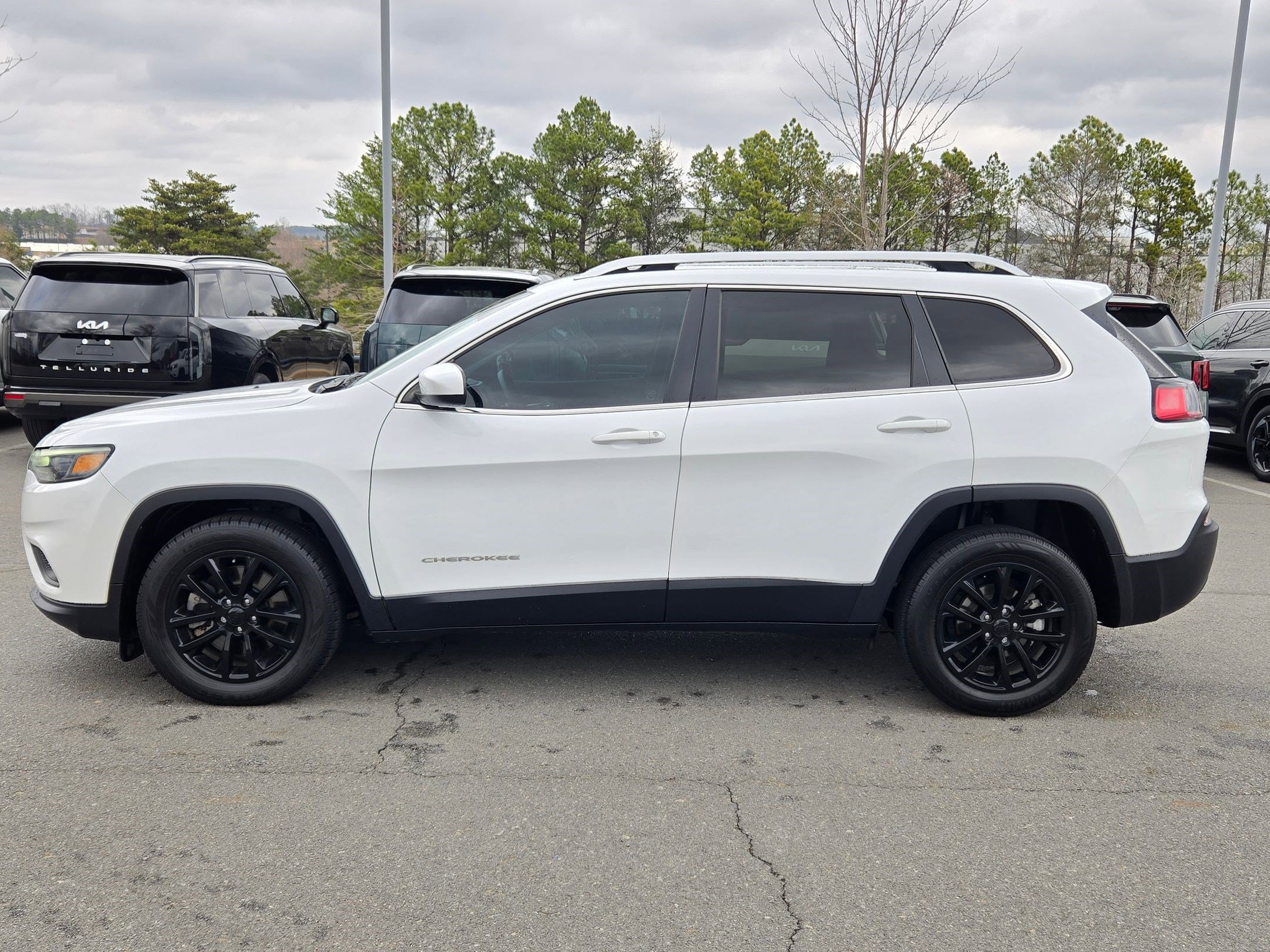 Used 2019 Jeep Cherokee Latitude w/ Popular Appearance Group image 4