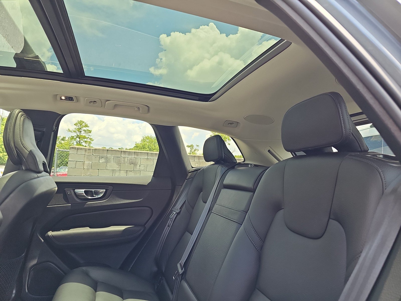 Used 2019 Volvo XC60 T6 Momentum w/ Multimedia Package AWD/4WD image 14