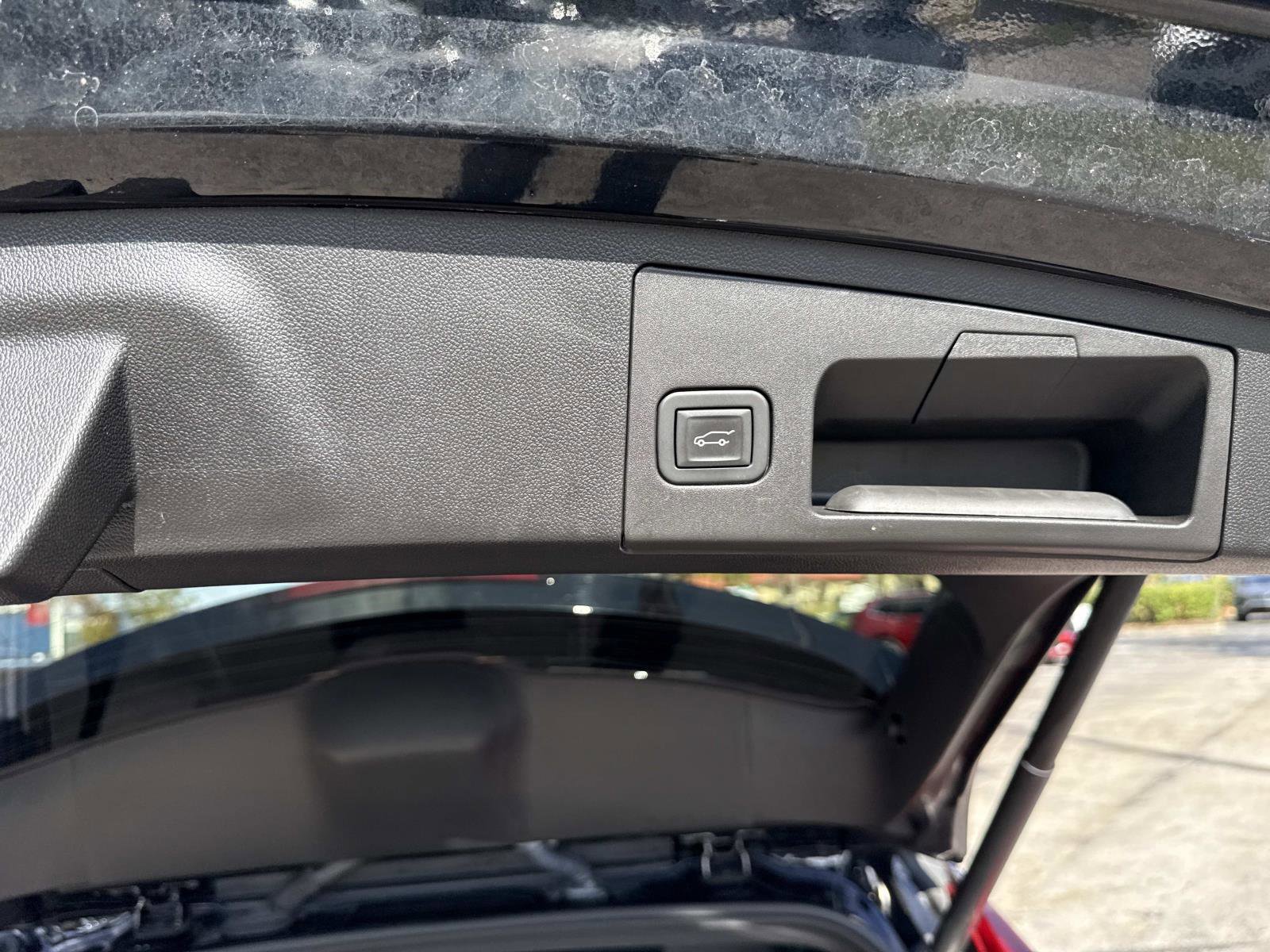 Used 2023 Cadillac XT4 Luxury w/ Cold Weather Package image 12