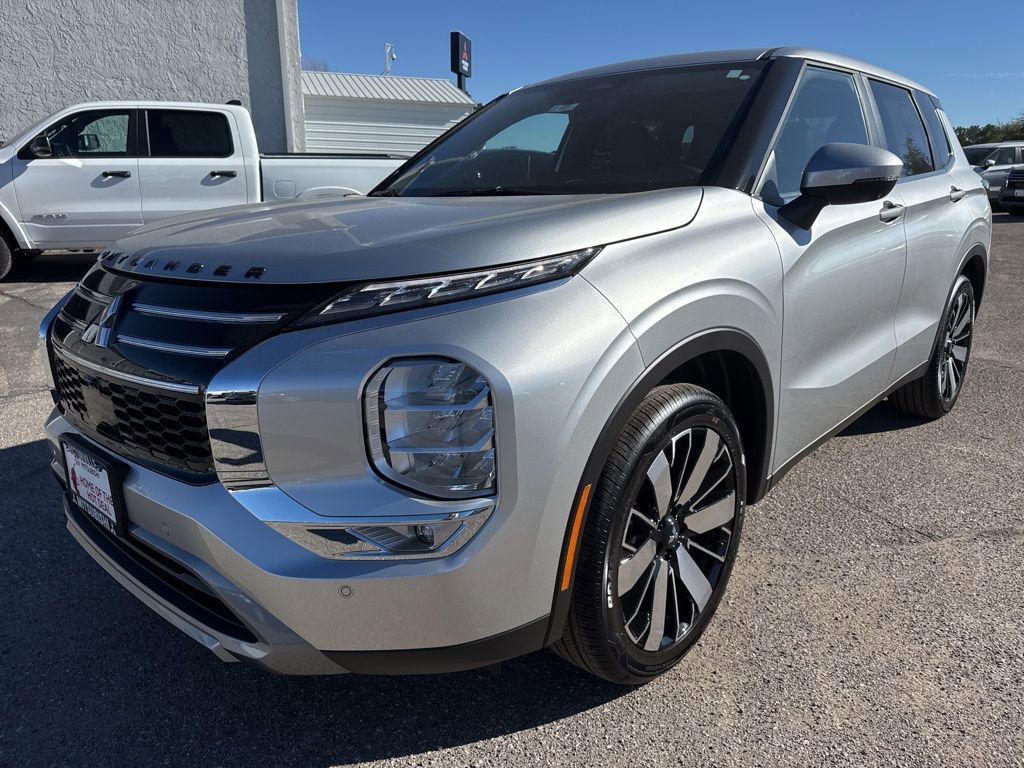 New 2026 Mitsubishi Outlander SE FWD image 3